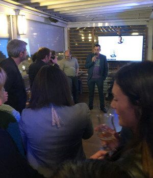Deux entrepreneurs présentent leur collectif au green king pub à Sophia Antipolis